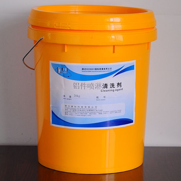 Spray cleaning agent for aluminum parts